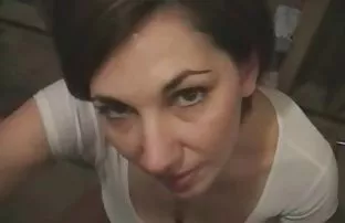 πορνό σεξ Η μητέρα παίρνει τσιγγούνης με ένα καυτό babe