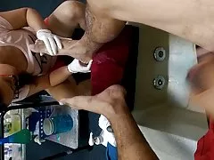 πορνό σεξ Η γυναίκα που κουνάει πισινό στον κόκορα στο αυτοκίνητο