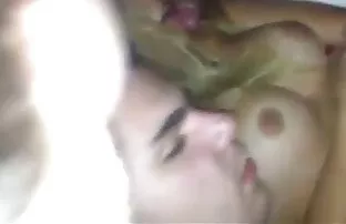 πορνό σεξ Εκπληκτική και καυλιάρης μωρό απογύμνωση κάτω της εσώρουχα και κόκορας