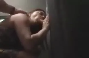 πορνό σεξ Σέξι μελαχρινή παχιά γυναίκα δείχνει ξυρισμένο μουνί στην κάμερα