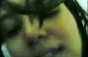 πορνό σεξ Δύο ξανθιές έχουν καυτό λεσβιακό σεξ στον καναπέ