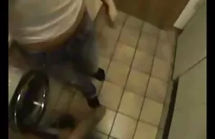 πορνό σεξ Busty Ερασιτεχνικό μελαχρινή απολαμβάνει σκατά