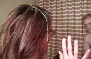 πορνό σεξ Ο καυτός ebony έφηβος απλώνεται στα πόδια της για ένα μεγάλο μαύρο κρουνός