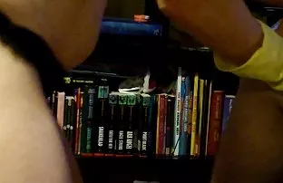 πορνό σεξ Ώριμη ξανθιά δείχνει τριχωτό μουνί