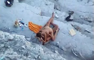 πορνό σεξ Βρώμικο milf σε έναν καναπέ να πάρει ένα καβλί στον κώλο