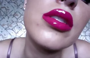 πορνό σεξ Καυλιάρης νοικοκυρά να πάρει υγρό στον καναπέ της