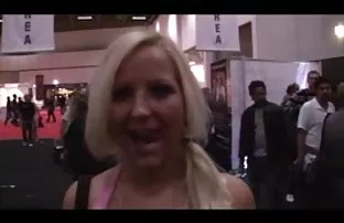 πορνό σεξ Δύο έφηβος που παρουσιάζει τους βυζιά και κώλο