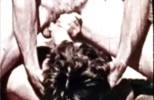 πορνό σεξ Εντυπωσιακή και λαμπερή babe στα εσώρουχα