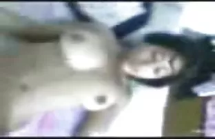 πορνό σεξ Δύο καυλιάρης κορίτσια σκατά hardcore με τρία παιδιά στο ομαδικό σεξ στον καναπέ