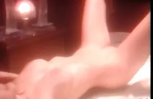 πορνό σεξ Geeky μωρό με τα γυαλιά παίρνει σκληρά σκατά στον καναπέ