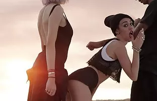 πορνό σεξ Καυτή milf karina ωτοστόπ