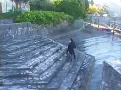 πορνό σεξ Προκλητικός έφηβος και βήμα-μαμά πιπιλίζουν ένα κόκκορα