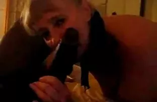 πορνό σεξ Φως και σκοτάδι εκδορά παχιά μαύρη λεσβία σκύλες τρώνε μουνί στον καναπέ