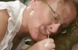 πορνό σεξ Σκύλα μελαχρινή Hige έχει γλείψιμο συνεδρία με μινιατούρα τσούλα