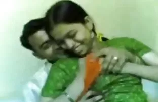 πορνό σεξ Όμορφη ώριμη μαμά παίρνει πετεινάρι στο τριχωτό μουνί