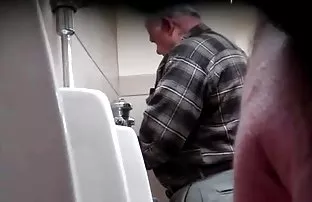 πορνό σεξ Μου γυναικείος οργασμός στο δικτυωτό καλσόν και τακούνια στιλέτο