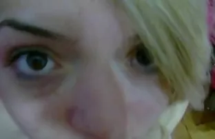 πορνό σεξ Σέξι ξανθιά milf παίρνει μια περιποίηση προσώπου και γλείφει cum!