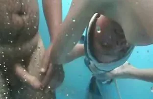 πορνό σεξ Horny κοκαλιάρικο μητέρα παίρνει ένα άτακτο λουτρό